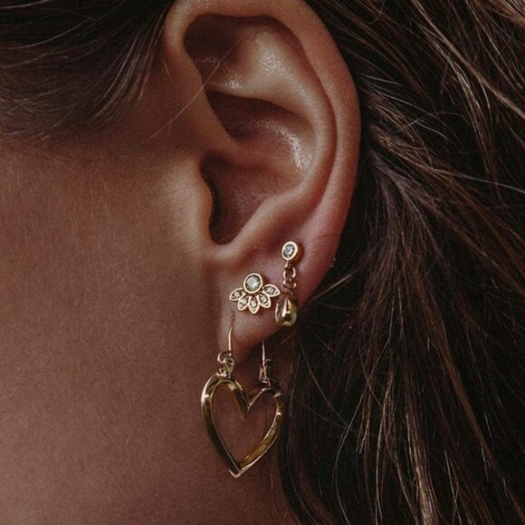 NWOT 18k gold plated heart hoop earrings - Picture 6 of 7